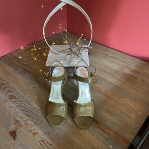 1 pair patent leather opened toe heeled sandals
